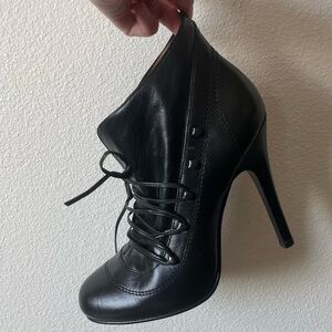 BLACK LACE-UP VINTAGE HEELS!